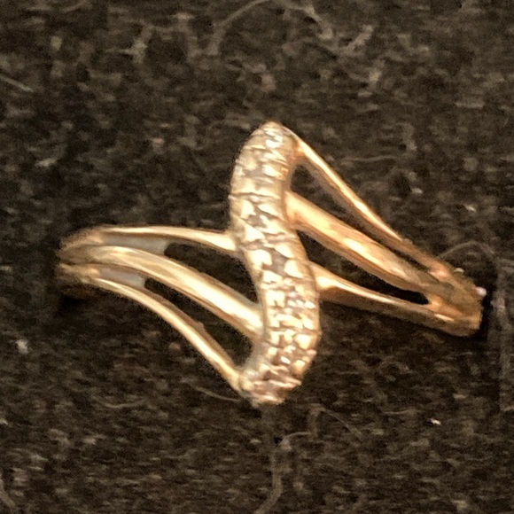 Jewelry - 14K gold ring with 7 small diamonds. Size 7